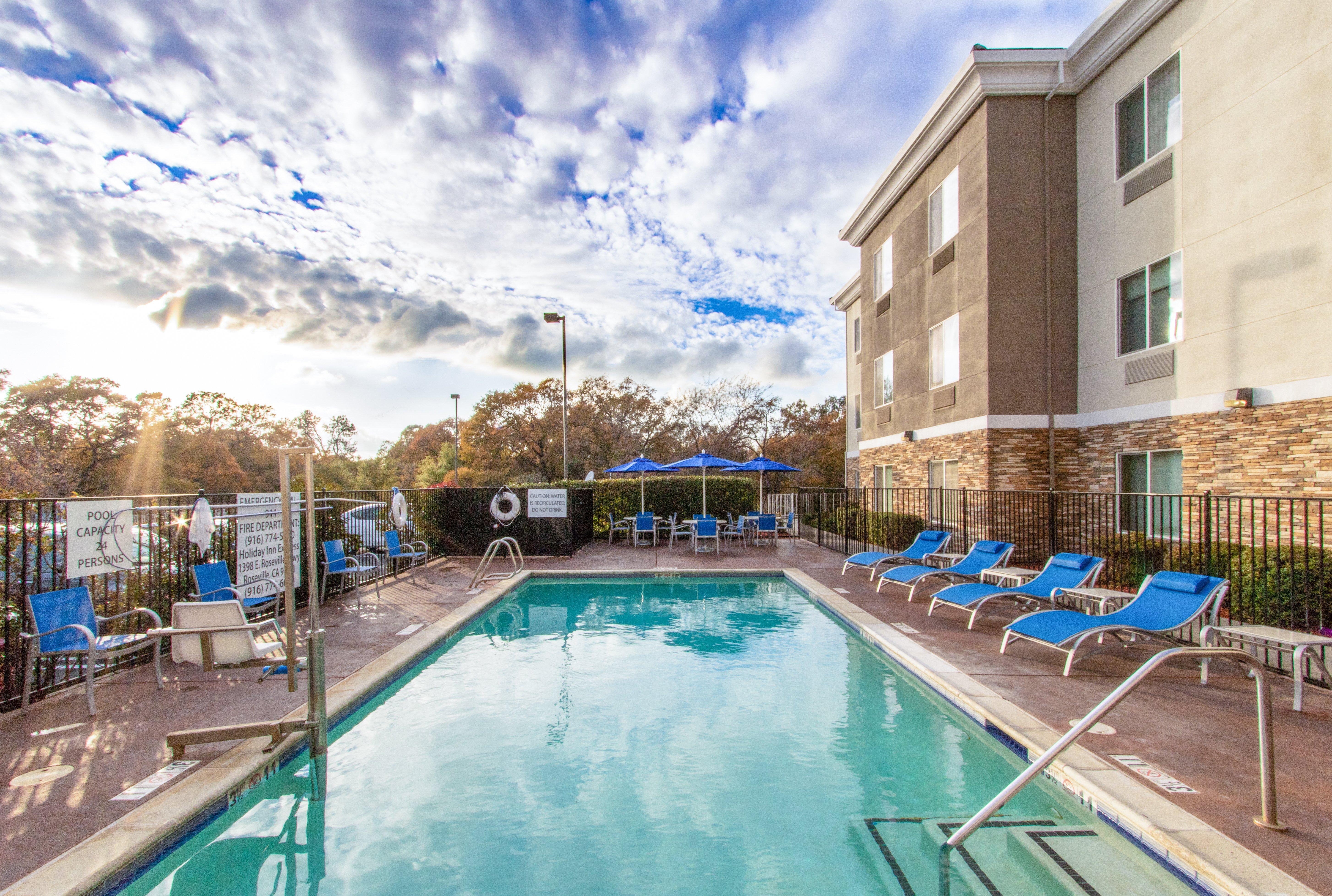 Holiday Inn Express Hotel & Suites Roseville - Galleria Area By Ihg Exterior photo